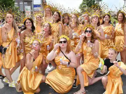 Sonnenbrille und luftige Kost&uuml;me beim Fasching um den Ring in Ganderkesee: 2022 gab es das zum ersten Mal &ndash; f&uuml;r 2023 ist eine Wiederholung geplant. Das ruft die Sch&uuml;tzenvereine auf den Plan, die ebenfalls im Sommer feiern wollen.