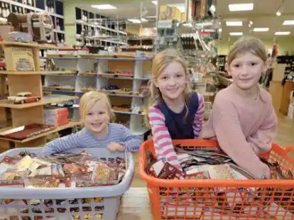 Zogen die Gewinnerkarten der Schlosstaler-Aktion (von links): Hermine Lisson, Jella Thein und Charlotte Lisson