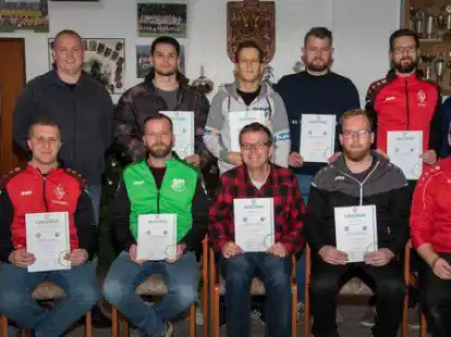 Sie haben sich die Urkunde pers&ouml;nlich abgeholt: Die neuen C-Lizenz-Inhaber mit Winfried Neumann (links, hinten), Timo Reents (2.von links, hinten) und stehend ganz rechts Dirk Holtmeier