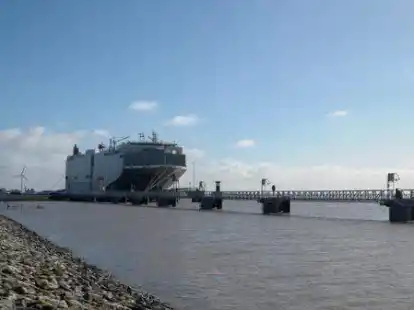 Ohne eine ausreichend tiefe Au&szlig;enems droht der Emder Hafen abgeh&auml;ngt zu werden.