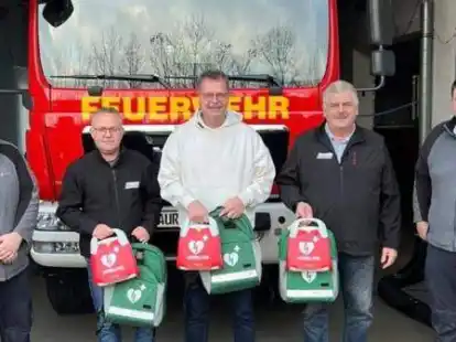&Uuml;bergabe der Defibrillatoren an die Feuerwehr in Loquard (von links): Patrick Meinen (Medical-Service-Ostfriesland), Bernd Harberts (Feuerwehr), Ortsvorsteher Reiner Willms, Bernhard de Vo&szlig; (Feuerwehr) und Timo Fokken (Medical-Service-Ostfriesland).