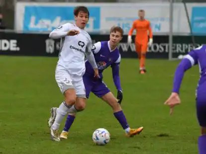 Schneller am Ball: Oleg Gorin (vorn) setzt sich im Duell mit seinem Auer Gegenspieler durch.