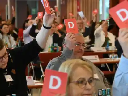 Hoch die Karten: Abstimmung bei einem Parteitag, hier der SPD Weser-Ems beim Parteitag 2022 in Bad Zwischenahn.