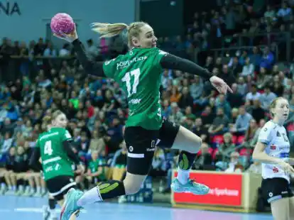 Volle R&auml;nge: Das Heimspiel der VfL-Handballerinnen um Maike Schirmer in der kleinen EWE-Arena in Oldenburg sahen am 30. Dezember 1567 Zuschauer. In anderen Arenen waren Sportveranstaltungen in den Tagen nach Weihnachten noch besser besucht und einige auch ausverkauft.