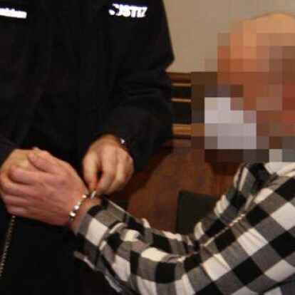 Dem 35-j&auml;hrigen Georgier wird heimt&uuml;ckischer Mord in einem Asylbewerberheim in Aurich zur Last gelegt. Doch ergab beim Prozessauftakt an, sich an nichts erinnern zu k&ouml;nnen.