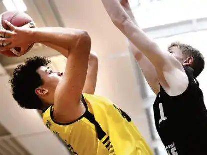 Schr&auml;glage: Radouan Aberkane (links) kam ohne Training zum Spiel und dennoch auf ein Double Double.