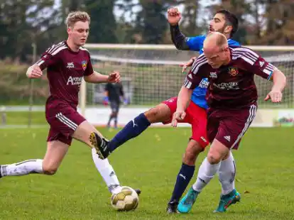 Kampfstark pr&auml;sentierten sich die Spieler des FC Zetel (weinrote Trikots) in der Hinrunde.