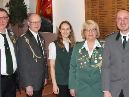 Bei der Jahreshauptversammlung des Sch&uuml;tzenvereins Kirch- und Klosterseelte gab es Wahlen und Bef&ouml;rderungen: (von links) Vorsitzender Sven Brinkmann, Bernd Lehmkuhl, Neele Timke, Edda Deichsel-Buksik und S&ouml;ren Frese.