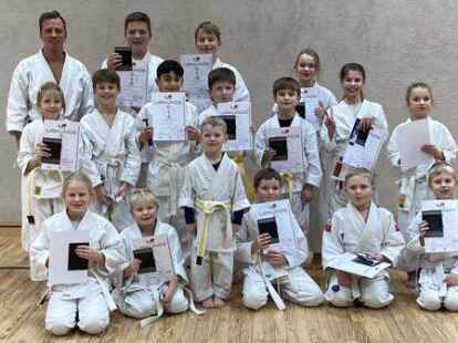 Stolz pr&auml;sentierten die jungen Karateka des JV Bockhorn um Trainer J&ouml;rg Auffahrt ihre Urkunden.