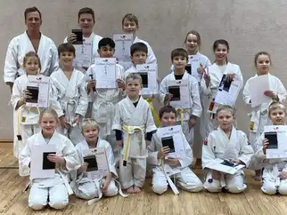 Stolz pr&auml;sentierten die jungen Karateka des JV Bockhorn um Trainer J&ouml;rg Auffahrt ihre Urkunden.