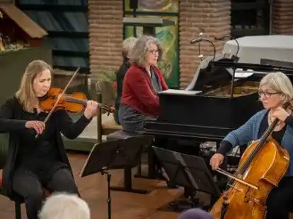 Spielte in St. Stephanus: Das Trio Sonora mit (von links) Johanne Eisenberg, Dorit Kohne und Angelika B&ouml;nisch
