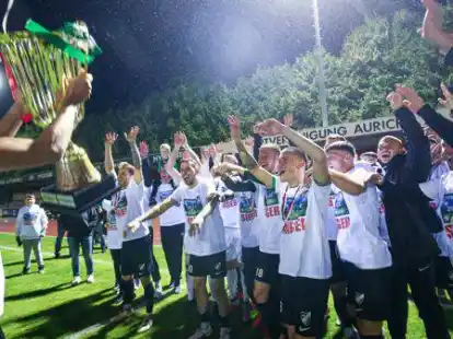 Riesenerfolg: Zum dritten Mal durften die Spieler von GW Firrel beim Ostfriesland-Cup die Troph&auml;e in die H&ouml;he recken &ndash; und anschlie&szlig;end in die Vitrine stellen.