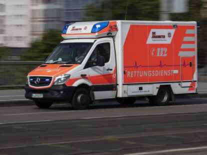 Symbolbild: Mit einem Rettungswagen ist ein Autofahrer nach einem Auffahrunfall auf der A1 bei Emstek ins Krankenhaus gebracht worden.