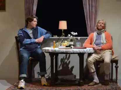 Als &bdquo;Kom&ouml;die f&uuml;r zwei Einsamkeiten&ldquo; wird das kommende St&uuml;ck der Landesb&uuml;hne Niedersachsen Nord umschrieben. Auf dem Foto Jan-Eric Meier und Sibylle Hellmann.