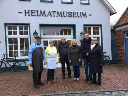 Erstrer Vorsitzender des Heimatvereins, Hans Begerow (von links), Ulrike D&auml;nekas-Cond&eacute;, Gerd Metelmann, Helga von E&szlig;en, Frank K&ouml;hler und Gundula Hinrichs-K&ouml;hler freuen sich auf die besondere Museumsf&uuml;hrung.