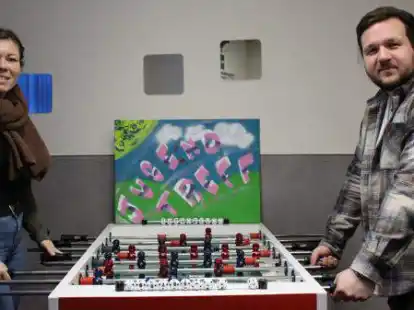 Dennis Borbus ist der neue Leiter des Jugendtreffs Elsfleth. Die p&auml;dagogische Leitung Jana Barr steht ihm mit Rat und Tat zur Seite.