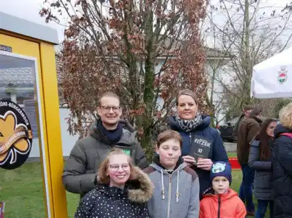 Der Dorfverein Hoheging-Kellerh&ouml;he-B&uuml;rgermoor hat eine ausgediente Telefonzelle zu einem offenen B&uuml;cherschrank umfunktioniert.