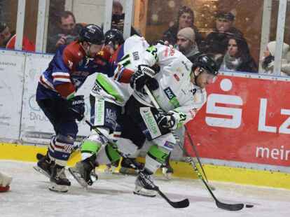 Schwerstarbeit kommt f&uuml;r die Spieler des ECW Sande (blaue Trikots) nicht nur beim Wiedersehen mit den Salzgitter Icefighters zu.