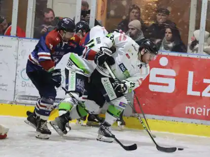 Schwerstarbeit kommt f&uuml;r die Spieler des ECW Sande (blaue Trikots) nicht nur beim Wiedersehen mit den Salzgitter Icefighters zu.