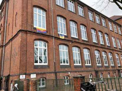 Solidarischer Gru&szlig;: Ukrainische Flagge an der Wallschule.