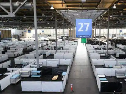 Betten f&uuml;r Gefl&uuml;chtete stehen in der Au&szlig;enstelle der Landesaufnahmebeh&ouml;rde Niedersachsen in der Messehalle 27 der Messe Hannover. Das Land will die Kapazit&auml;ten weiter erh&ouml;hen.