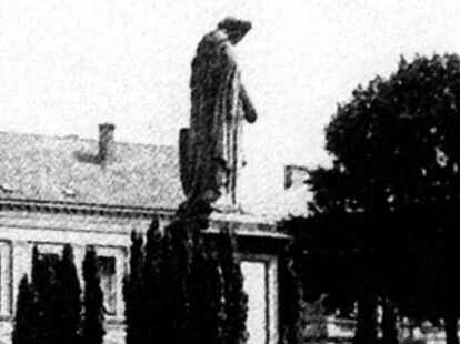 Der Vareler Schlossplatz um das Jahr 1923. Hier versammelten sich Dutzende Menschen zur gro&szlig;en Kundgebung aufgrund einmarschierter Truppen in Deutschland.