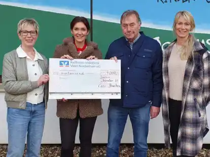 Lisa Garling vom Hospiz Joshuas Engelreich (2. von links) bedankte sich bei Christa Hajen-Brunken (links), Enno Brunken und Nina-Kristin-Brunken f&uuml;r die gro&szlig;z&uuml;gige Unterst&uuml;tzung.