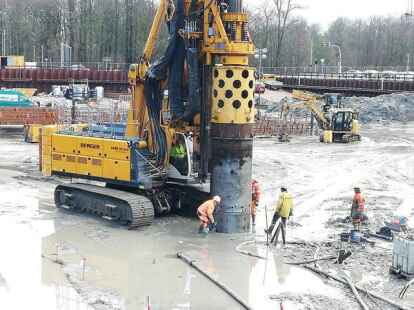 Mit solchen Gro&szlig;ger&auml;ten werden die L&ouml;cher bis zu 30 Meter ins Erdreich gebohrt. Insgesamt 911 Stahlbetonpf&auml;hle sollen den Neubau sp&auml;ter tragen.