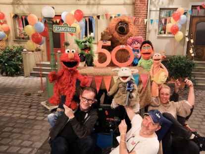 Figuren der Sesamstraße und ihre Puppenspieler bei einem Fototermin zu «50 Jahre Sesamstraße» bei Dreharbeiten am Studio-Set der «Sesamstraße».  Foto: dpa/Christian Charisius