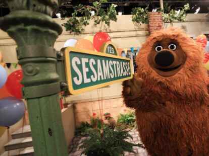 Eigens für die deutsche Fassung der Sesamstraße eingeführt wurde der naive Bär „Samson“, der seit 1978 zum  Figurenensemble gehört. Foto: dpa/Christian Charisius