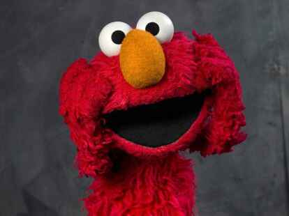 Von Beginn an dabei und aus der Sesamstraße nicht wegzudenken: Elmo, ein Monster mit rotem Fell,  kartoffelförmiger Nase und weißen Augen. Foto: dpa