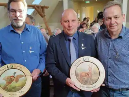 Bei der Versammlung der K&ouml;nigskompanie in der Gildestube in Wildeshausen: (von links) Heiner H&uuml;ls, Martin Posenauer und Hermann Petermann