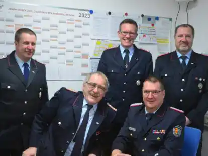 Der Stellvertretende Ortsbrandmeister Michael Laackmann (von links), Gemeindebrandmeister Klaus Niekamp und sein Stellvertreter Sven Bolte, Ralf Hoyer, der demn&auml;chst Heiko Basshusen als Kreisbrandmeister abl&ouml;sen wird, sowie Ortsbrandmeister Stefan Krings nahmen an der Versammlung teil.