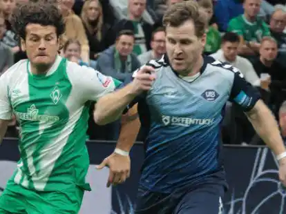 Werder Bremen (links Nelson Valdez) gewann das Turnier, der VfB Oldenburg (Malte M&uuml;ller) belegte den dritten Platz.