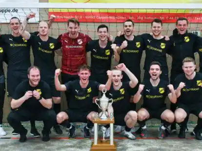 Der Landesligist SV Bevern gewann am Freitagabend in Cloppenburg den Rasch-Cup.