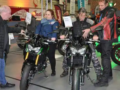 Passt hier alles? Zur umfangreichen Begutachtung der Modelle geh&ouml;rte nat&uuml;rlich auch das Probesitzen.