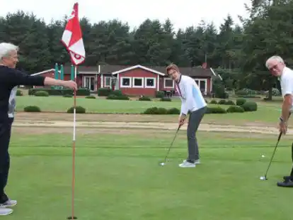Spielen auf dem Golfplatz in Wildeshausen (von links): Ulla Behnke-Eylers, Ina F&ouml;rster und Franz Bahlmann vom Golfclub Wildeshauser Geest.