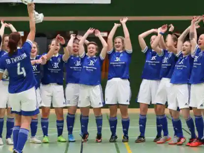Cathrin Kleen reckt den Pokal in die H&ouml;he, ihrer Mitspielerinnen jubeln: Sie hatten gerade im Finale den SV Leybucht mit 3:1 bezwungen.