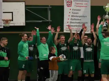 Gro&szlig;er Jubel: Die Sportfreunde aus Larrelt sicherten sich den begehrten Hallentitel im neuen Jahr.