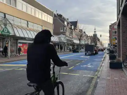 Zieht sich wie ein roter Faden durch die Kritik der B&uuml;rger: der Verkehrsversuch in der Neutorstra&szlig;e und seine blaue Farbe.