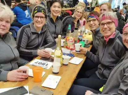 &bdquo;Eins kann uns keiner&ldquo;: Diese Laufgruppe hat ebenfalls an der Sandkruger Schleife teilgenommen &ndash; und sich danach eine Pause in der Sporthalle geg&ouml;nnt.