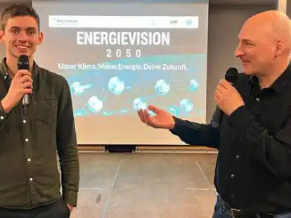 Die Referenten Jonas Nichell (links) und Bj&ouml;rn Wiele von &bdquo;Die Multivision e.V.&ldquo;.