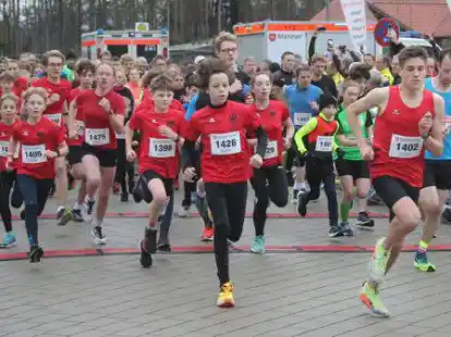 Die roten DSC-Trikots stachen einmal mehr hervor: Gabriel Monien (Nr. 1402) gewann souver&auml;n die 5 Kilometer.
