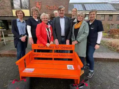 Die Landfrauen Heike Langediers, Annemarie Hasselhorn, Sonja Lange, Ilse Cordes-Remmers, Antje Eilers, Anke Eden-J&uuml;rgens und Sabine Ehmann brachen die auff&auml;llige Wanderbank von Jever nach Schortens. Dort nahmen sie (vorn) Anja M&uuml;ller und B&uuml;rgermeister Gerhard B&ouml;hling entgegen.