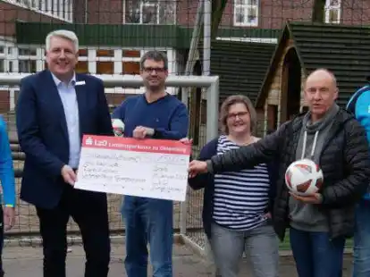 Scheck f&uuml;r die Grundschule Rodenkirchen: (von links) Alexander Herdt, Andreas Vollert, Jens Locker, Kerstin Beck, J&ouml;rg Lange und Detlef Ahlers
