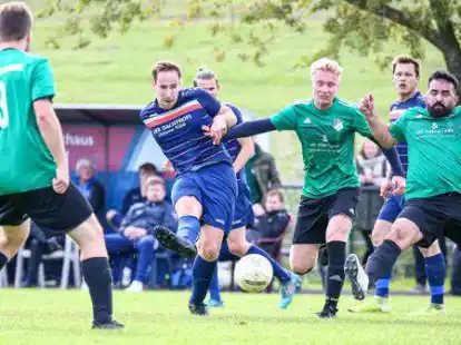 Voll durchziehen wollen die Fu&szlig;baller der SG Wangerland (blaue Trikots) in der R&uuml;ckrunde der Kreisliga Jade-Weser-Hunte.