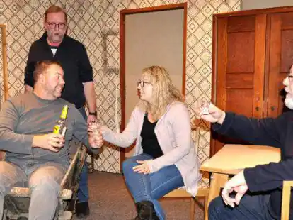 Die Reitlander Speelschaar probt f&uuml;r ihr neues St&uuml;ck &bdquo;Up D&uuml;vels Schuvkarr