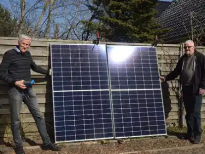 Jochen R&ouml;er (links) und Gerhard L&uuml;llmann von der Gemeinschaft Klimaschutz Ganderkesee haben schon im vergangenen Jahr in Ganderkesee das Interesse an Balkonkraftwerken geweckt. Jetzt widmet sich R&ouml;er in einem regioVHS-Vortrag dem Thema.
