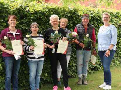Lehrgangsteilnehmer aus dem vergangenen Jahr (v.l.n.r.): Kursteilnehmerinnen Anna Damm, Jutta Linke, Ramona Feilke, Dozentin Renate Otten, Kursteilnehmer Bernd Behrendt sowie Seniorenbeauftragte des SPN Marlies Reinsberg.
