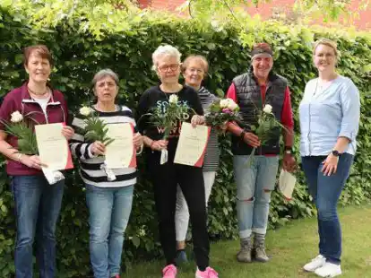 Lehrgangsteilnehmer aus dem vergangenen Jahr (v.l.n.r.): Kursteilnehmerinnen Anna Damm, Jutta Linke, Ramona Feilke, Dozentin Renate Otten, Kursteilnehmer Bernd Behrendt sowie Seniorenbeauftragte des SPN Marlies Reinsberg.